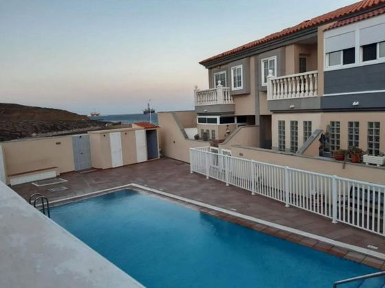 Foto 1 de Venta de chalet en El Médano de 3 habitaciones con terraza y piscina