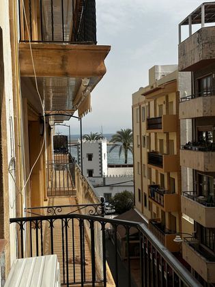 Foto 2 de Pis en lloguer a calle Andrés Lambert de 3 habitacions amb mobles i balcó