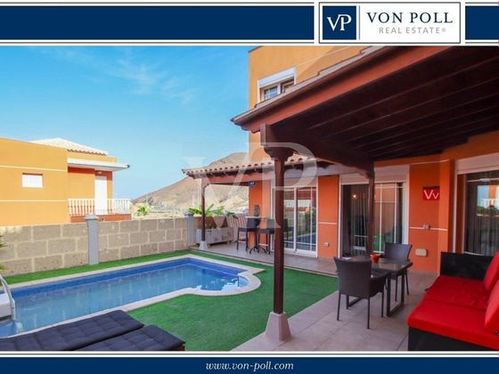 Foto 1 de Venta de casa en Los Cristianos - Playa de las Américas de 4 habitaciones con terraza y piscina