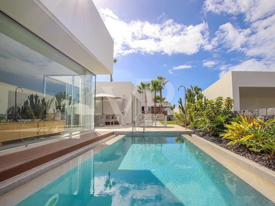 Foto 2 de Casa adosada en venta en Playa de San Juan de 3 habitaciones con terraza y piscina