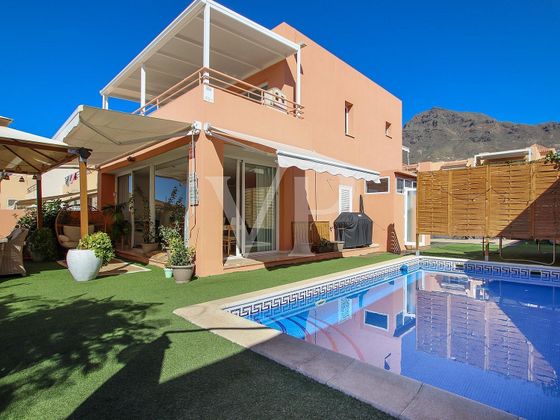 Foto 2 de Venta de casa en Costa Adeje de 4 habitaciones con terraza y piscina