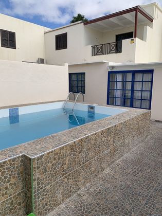 Foto 1 de Casa adossada en venda a Costa Teguise de 6 habitacions amb terrassa i piscina