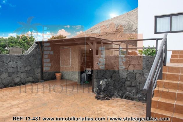 Foto 1 de Venta de casa en Tinajo de 3 habitaciones con terraza y piscina