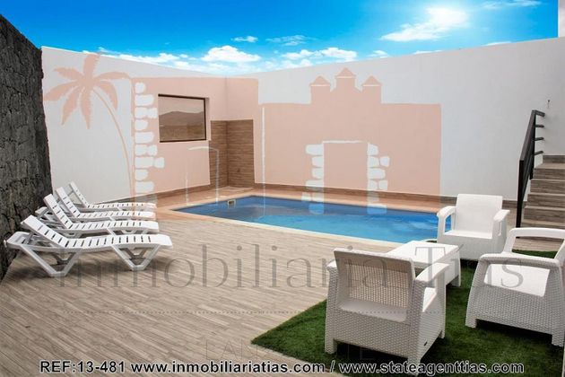 Foto 2 de Venta de casa en Tinajo de 3 habitaciones con terraza y piscina