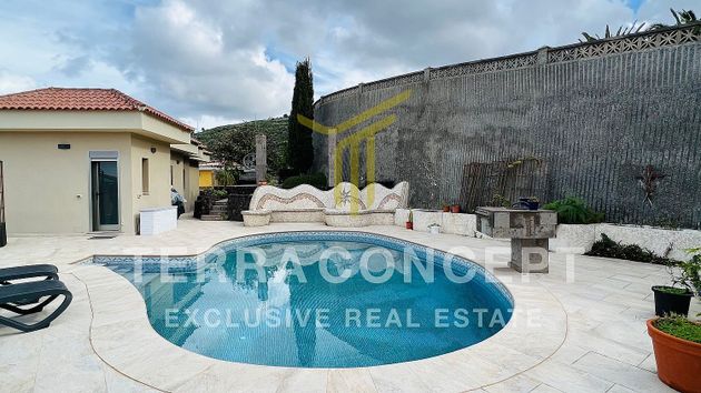 Foto 2 de Venta de chalet en calle Orquídea de 4 habitaciones con terraza y piscina