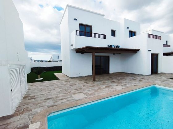 Foto 1 de Chalet en venta en Playa Blanca de 3 habitaciones con terraza y piscina