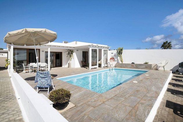 Foto 1 de Casa adossada en venda a Playa Blanca de 3 habitacions amb terrassa i piscina