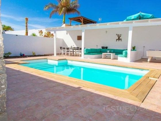 Foto 1 de Casa adosada en venta en Playa Blanca de 3 habitaciones con terraza y piscina