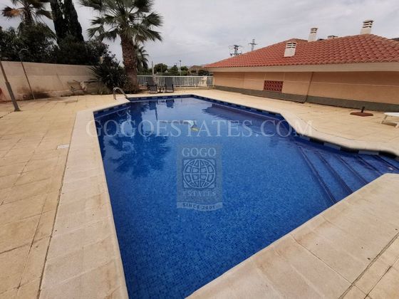 Foto 2 de Casa adossada en venda a urbanización Los Geraneos de 4 habitacions amb terrassa i piscina