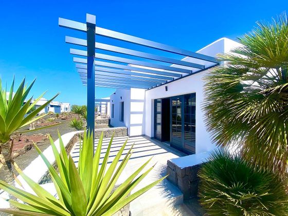 Foto 1 de Casa adosada en venta en Playa Blanca de 2 habitaciones con terraza y piscina