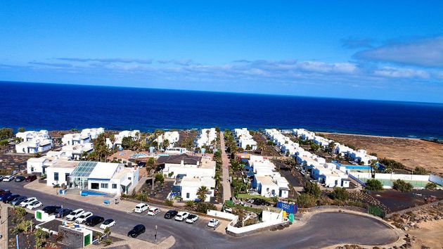 Foto 2 de Casa adosada en venta en Playa Blanca de 2 habitaciones con terraza y piscina