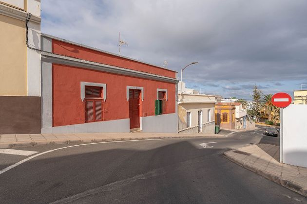 Foto 2 de Casa adossada en venda a calle Chile de 6 habitacions amb terrassa
