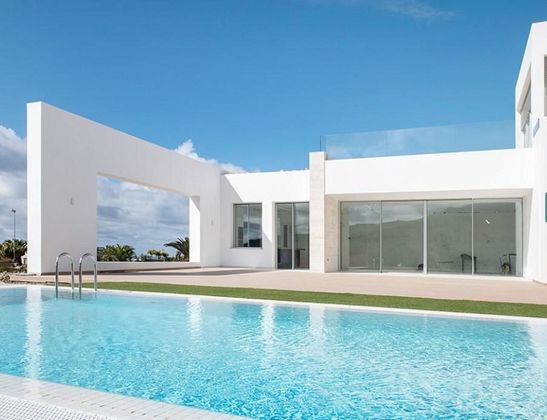 Foto 2 de Xalet en venda a Costa Adeje de 5 habitacions amb piscina i jardí