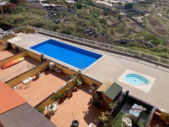 Foto 1 de Piso en venta en Buzanda - Cabo Blanco - Valle San Lorenzo de 3 habitaciones con terraza y piscina