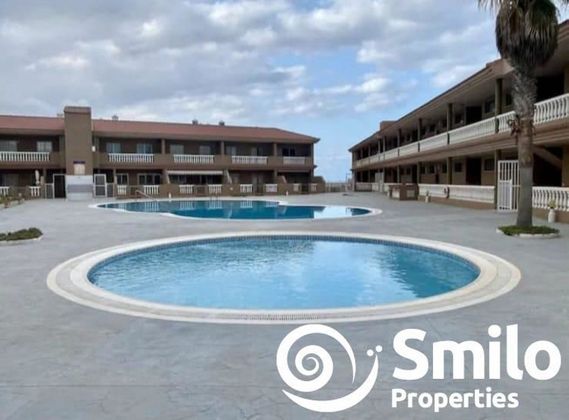 Foto 1 de Piso en venta en Arico de 2 habitaciones con terraza y piscina
