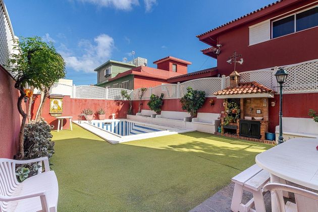 Foto 2 de Venta de chalet en calle Cronista Navarro Ruiz de 5 habitaciones con terraza y piscina