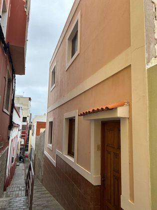 Foto 1 de Venta de chalet en calle Escuadra de 6 habitaciones con terraza