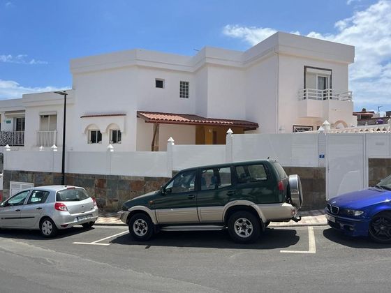 Foto 1 de Casa adosada en venta en Arguineguín de 2 habitaciones con terraza y balcón