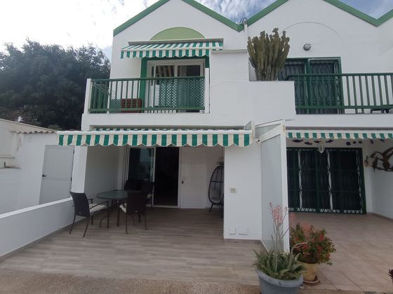 Foto 2 de Casa adosada en venta en Arguineguín de 4 habitaciones con terraza y piscina