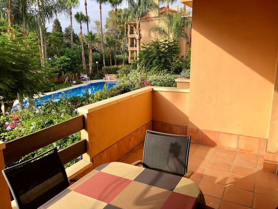 Foto 1 de Alquiler de piso en Cabo Pino - Reserva de Marbella de 1 habitación con terraza y piscina