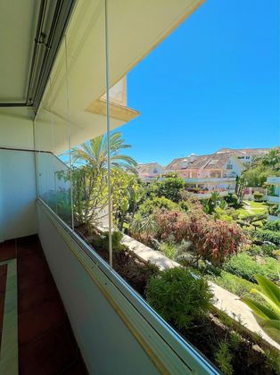 Foto 2 de Alquiler de piso en Lomas de Marbella Club - Puente Romano de 3 habitaciones con terraza y piscina