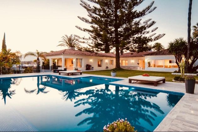 Foto 1 de Chalet en venta en Elviria de 8 habitaciones con terraza y piscina