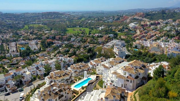 Foto 2 de Pis en venda a Los Naranjos - Las Brisas de 7 habitacions amb terrassa i piscina