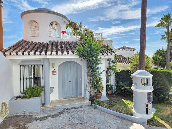 Foto 1 de Casa adossada en venda a Calahonda de 3 habitacions amb terrassa i jardí