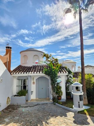 Foto 2 de Casa adossada en venda a Calahonda de 3 habitacions amb terrassa i jardí
