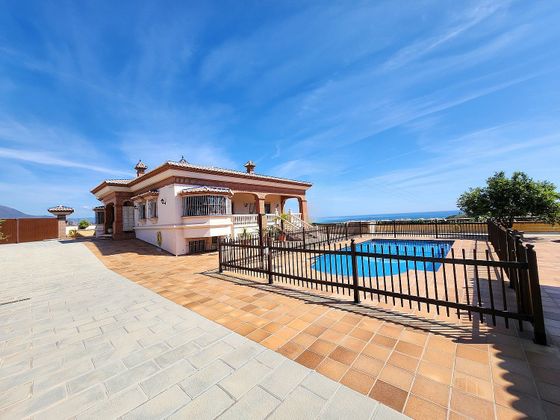 Foto 2 de Chalet en venta en Manilva de 4 habitaciones con terraza y piscina