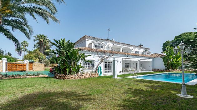 Foto 1 de Venta de chalet en Guadalmina de 5 habitaciones con terraza y piscina