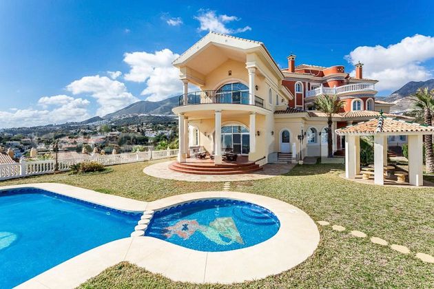 Foto 2 de Xalet en venda a Torrequebrada de 8 habitacions amb terrassa i piscina