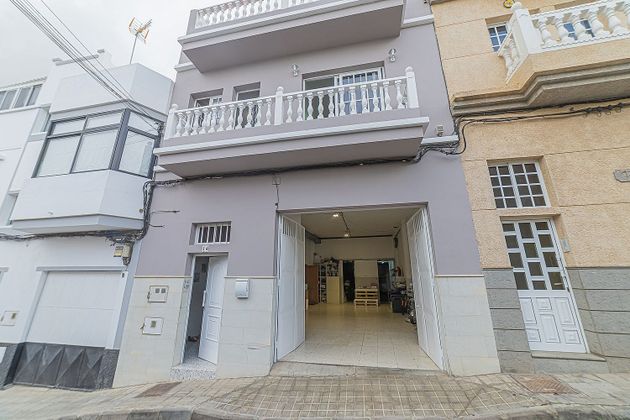 Foto 2 de Casa adosada en venta en calle San Fernando de 6 habitaciones con terraza y balcón