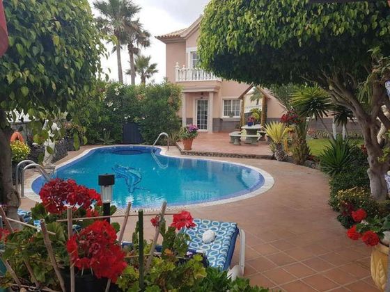 Foto 1 de Venta de casa en El Médano de 12 habitaciones con terraza y piscina