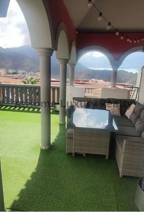 Foto 1 de Venta de dúplex en Adeje ciudad de 2 habitaciones con terraza y piscina