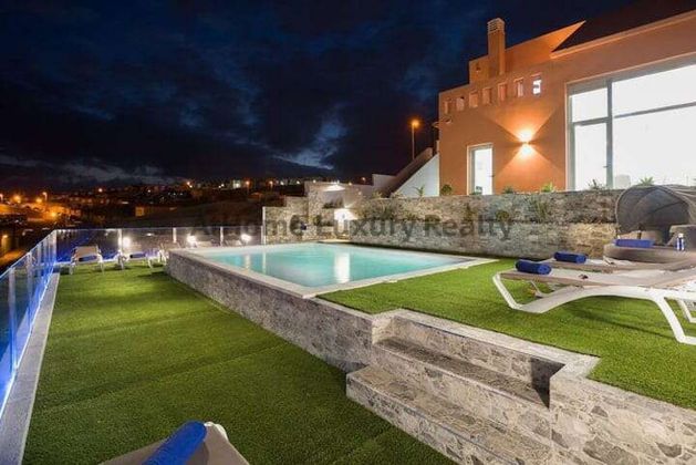 Foto 1 de Casa en venta en Caleta de Fuste de 5 habitaciones con piscina y jardín