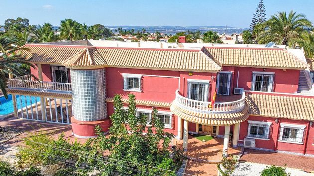 Foto 2 de Chalet en venta en La Siesta - El Salado - Torreta de 6 habitaciones con terraza y piscina