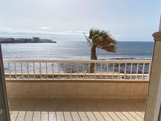 Foto 1 de Pis en venda a Playa de Arinaga de 2 habitacions amb terrassa i garatge