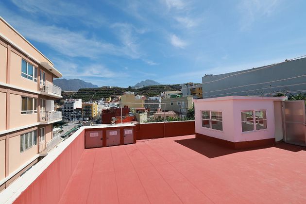 Foto 2 de Venta de chalet en Tazacorte de 4 habitaciones con terraza y piscina