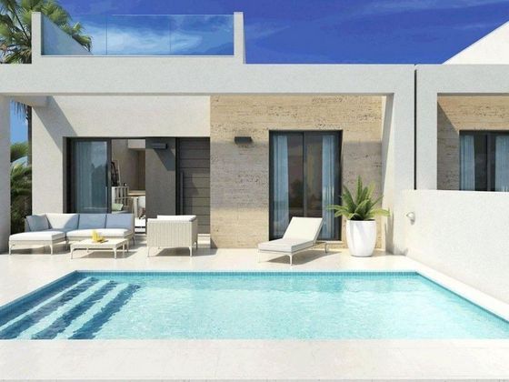 Foto 1 de Xalet en venda a Daya Nueva de 2 habitacions amb terrassa i piscina