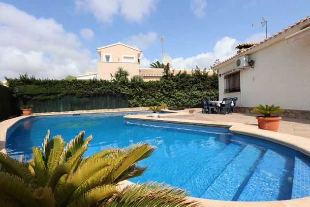 Foto 1 de Venta de chalet en Torrenueva de 4 habitaciones con piscina y jardín
