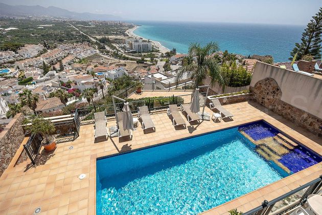 Foto 2 de Chalet en venta en Chaparil - Torrecilla de 3 habitaciones con terraza y piscina