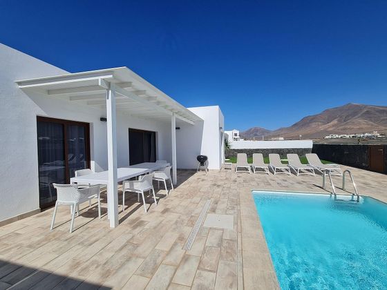Foto 2 de Chalet en venta en Playa Blanca de 3 habitaciones con terraza y piscina