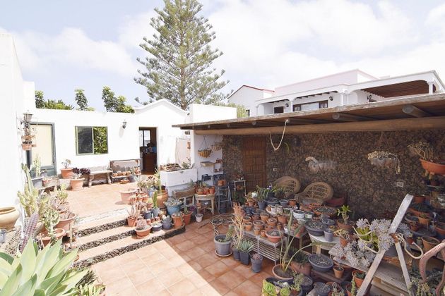 Foto 2 de Xalet en venda a Tinajo de 5 habitacions amb terrassa i garatge