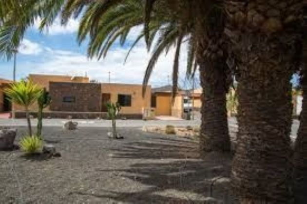 Foto 1 de Venta de chalet en Corralejo de 2 habitaciones con piscina y jardín
