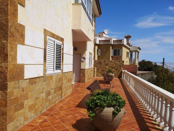 Foto 1 de Casa adossada en venda a calle Los Canarios de 7 habitacions amb terrassa i jardí