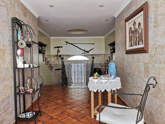 Foto 2 de Casa adossada en venda a calle Los Canarios de 7 habitacions amb terrassa i jardí