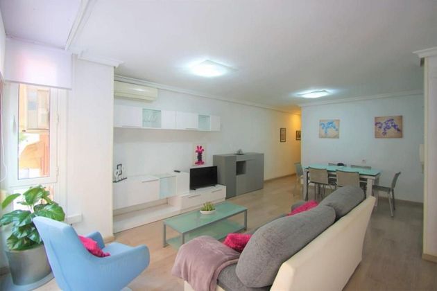 Foto 2 de Alquiler de piso en Mercado de 2 habitaciones con muebles y aire acondicionado