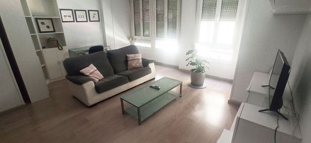 Foto 1 de Alquiler de piso en Mercado de 2 habitaciones con muebles y aire acondicionado