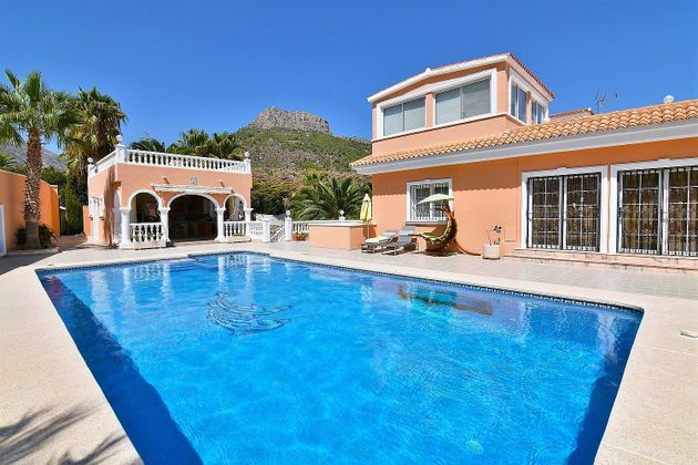 Foto 1 de Casa en venda a Zona Pueblo de 5 habitacions amb terrassa i piscina